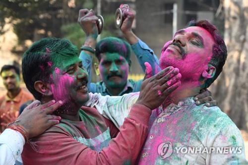 [월드&포토] 봄 시작 알리는 인도 '색의 축제' 홀리