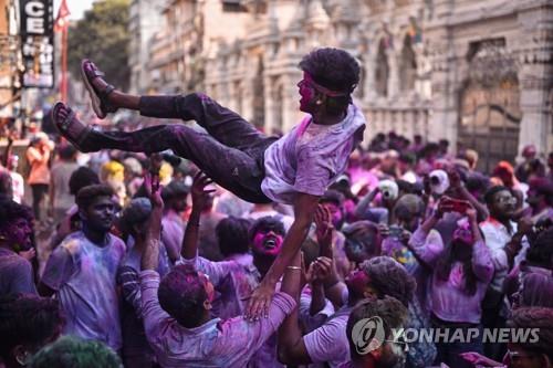 [월드&포토] 봄 시작 알리는 인도 '색의 축제' 홀리