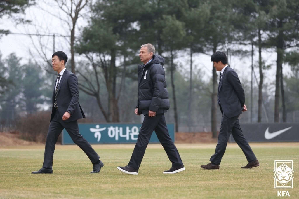 파주 NFC 그라운드 밟은 클린스만 감독 "좋은 환경…훈련 기대"