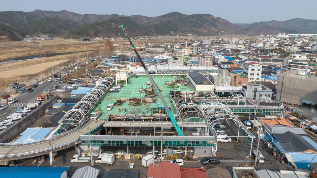 2년 전 큰불 난 영덕시장 철거 시작…내년 말까지 재건축