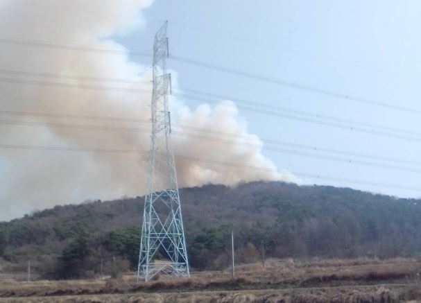 전북 정읍 입암면서 산불…진화 헬기 7대 투입