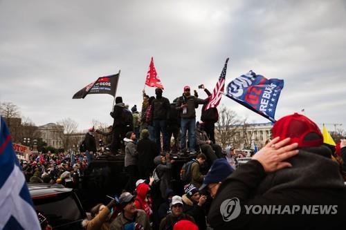 좌·우파 맹공에 좌초 위기 몰린 '자유주의'