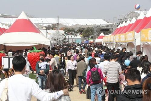 완연한 봄 날씨에…관광지·유원지·축제장 상춘객 북적