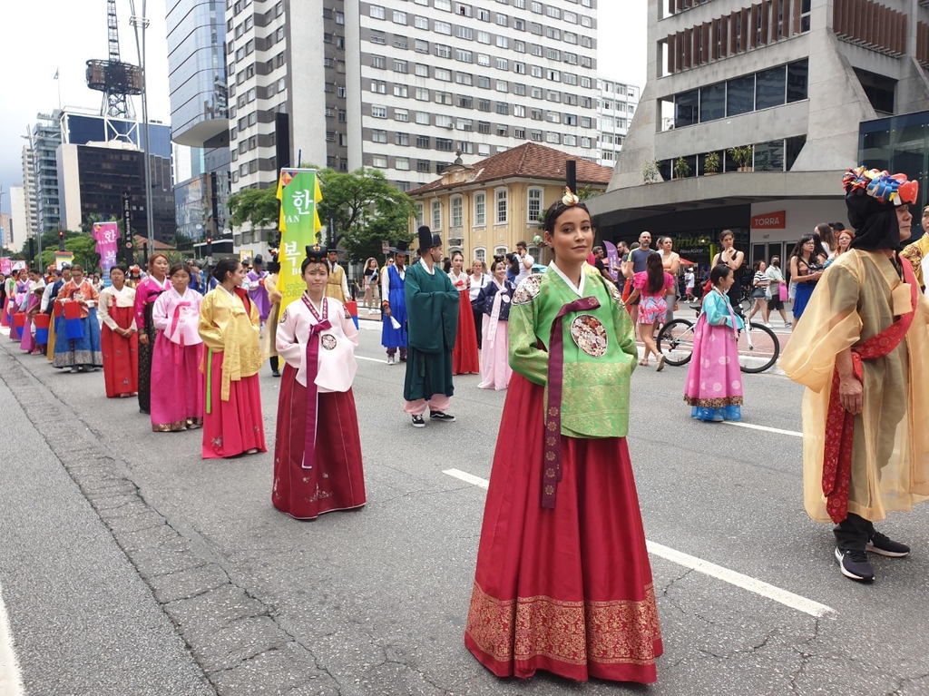 브라질 상파울루에서 '한인 이민 60주년 기념' 한복 퍼레이드