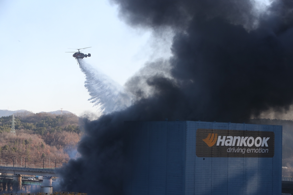 [사진톡톡] 대전 한국타이어 공장 화재 연기