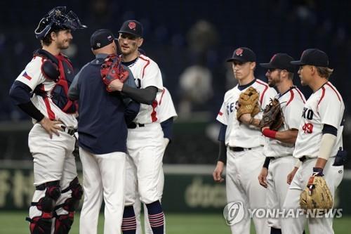 [WBC] 현역 소방관의 열정 투구에…모자 벗고 '폴더 인사' 체코 감독