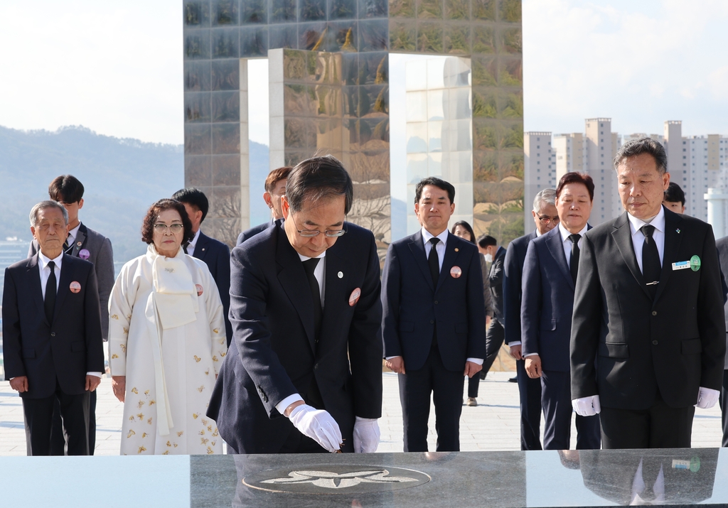 [사진톡톡] 분향하는 한덕수 총리