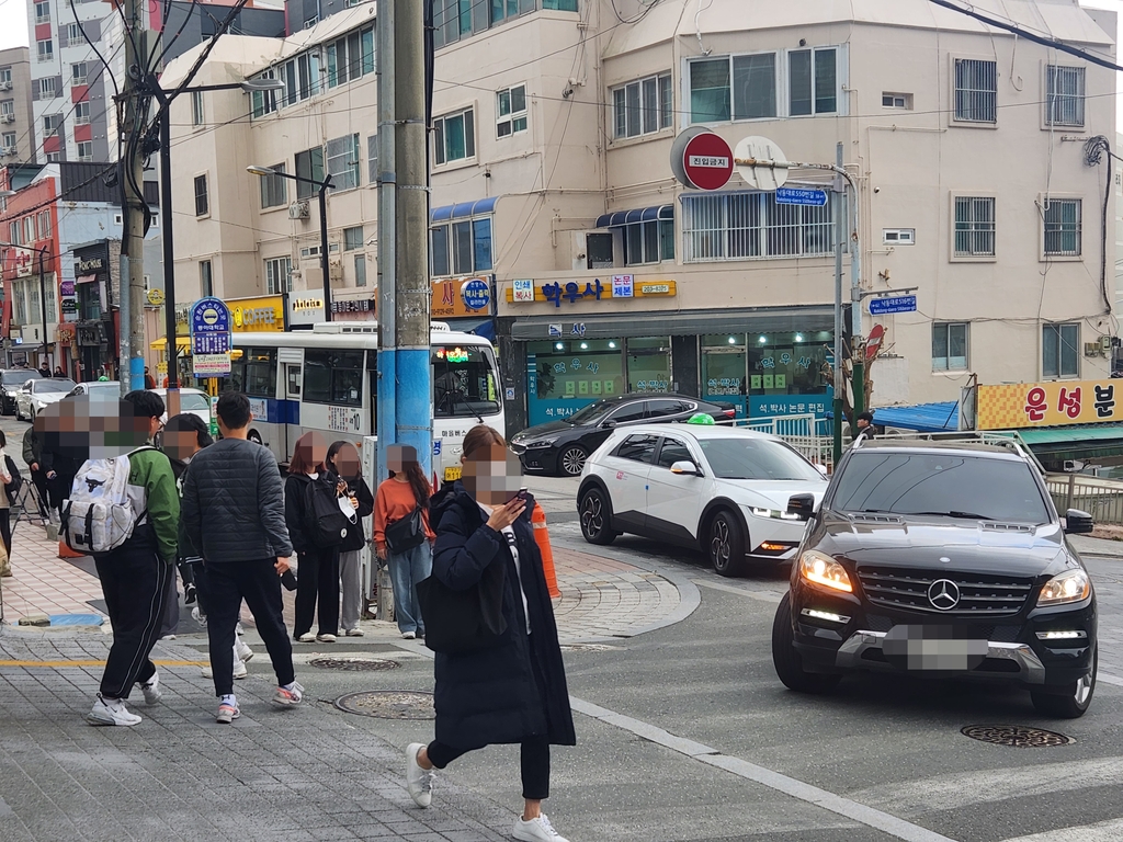 [르포] 사망사고 동아대 입구…차량·학생 뒤섞여 아찔한 등굣길