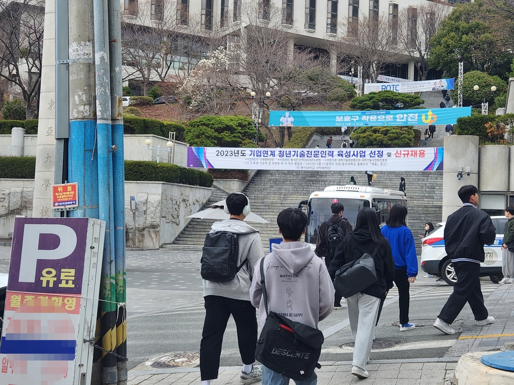 [르포] 사망사고 동아대 입구…차량·학생 뒤섞여 아찔한 등굣길