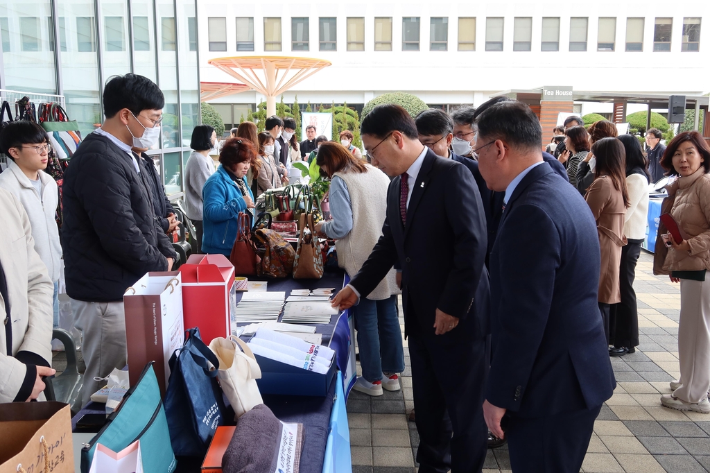 장애인 꿈 응원합니다…3년만에 경남장애인생산품 전시판매 행사