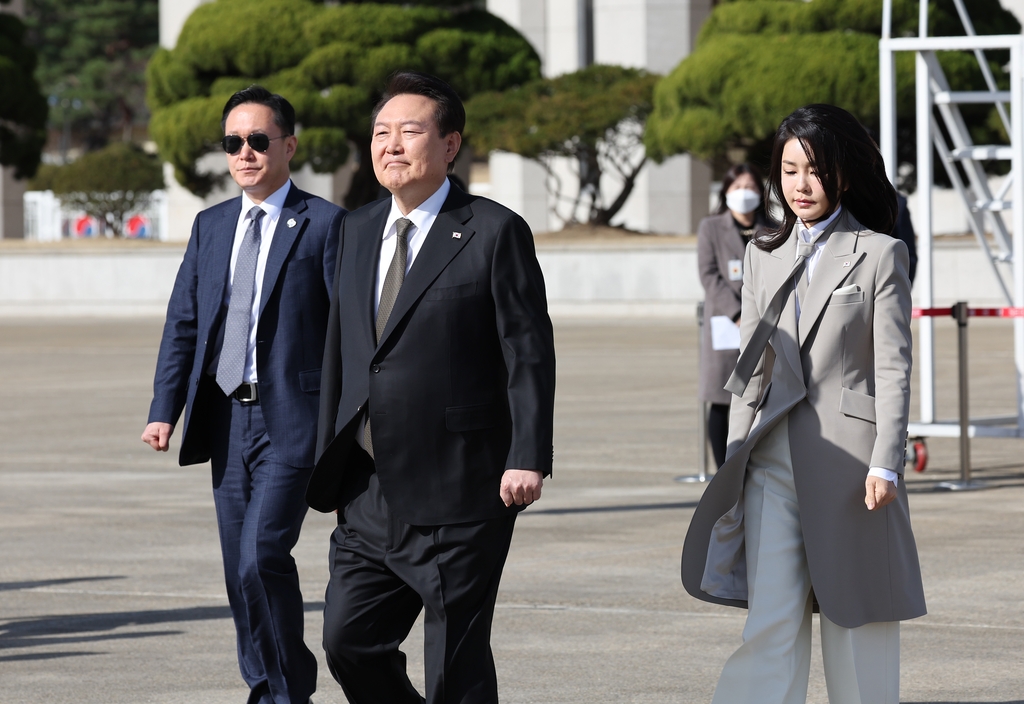 [사진톡톡] 일본 방문 출국하는 윤석열 대통령 내외