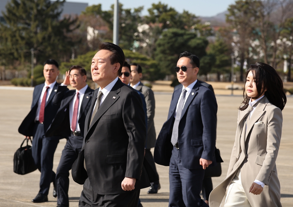 [사진톡톡] 일본 방문 출국하는 윤석열 대통령 내외