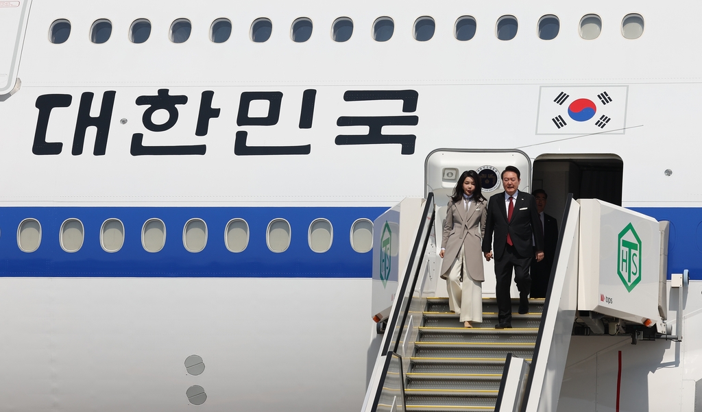 [사진톡톡] 일본 도착한 윤석열 대통령 내외