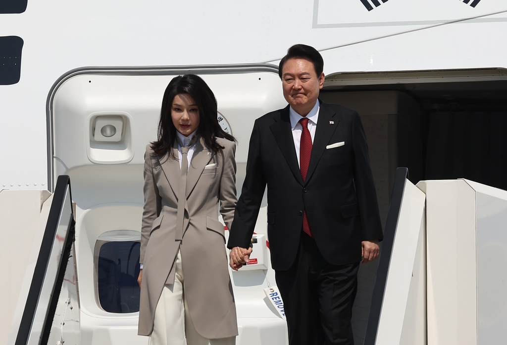 [사진톡톡] 일본 도착한 윤석열 대통령 내외