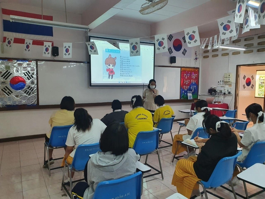 교사 출신 고성용·조인숙 부부, 치앙마이에 한국교육센터 열어
