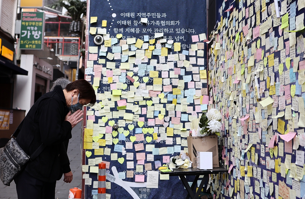 [사진톡톡] 일본 불꽃축제 압사 참사 유가족, 이태원 현장 방문