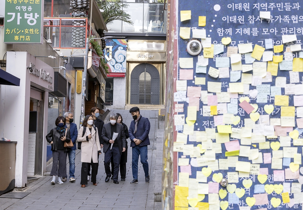 [사진톡톡] 일본 불꽃축제 압사 참사 유가족, 이태원 현장 방문