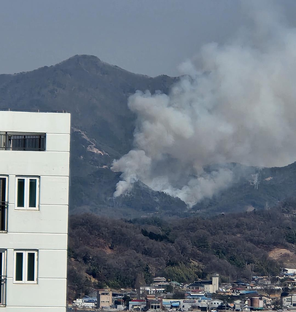 전북 완주서 산불…헬기 8대 투입 진화 중