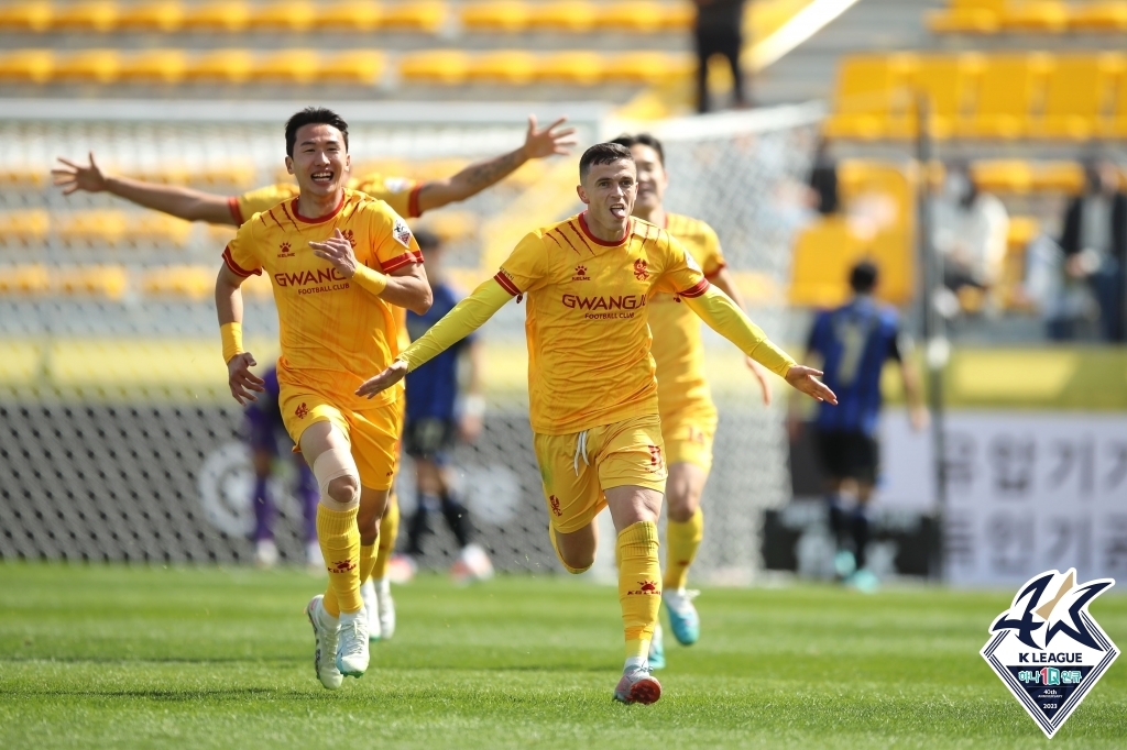 '아사니 시즌 1호 해트트릭' 광주FC, 인천에 5-0 대승