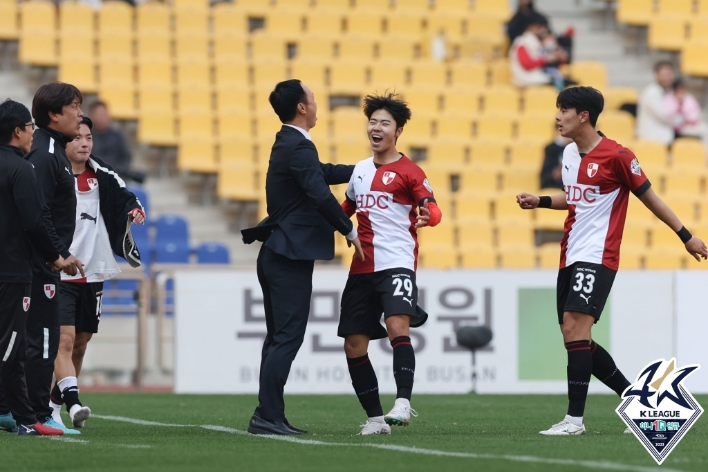 K리그2 부산, 김천에 첫 패배 안기며 홈 개막전 3-1 승리