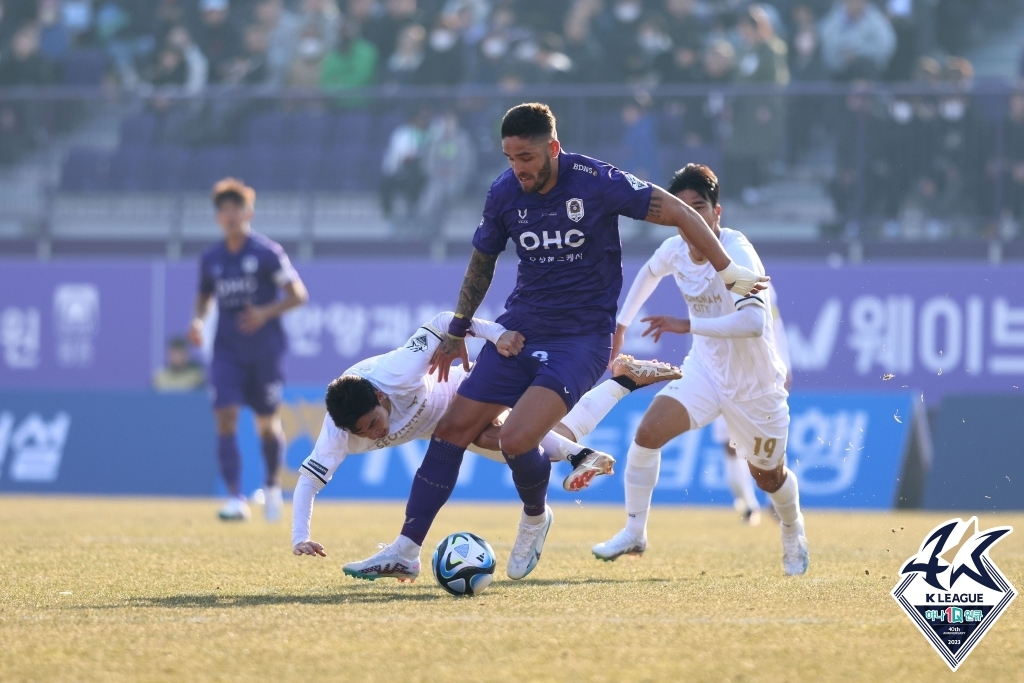 '조나탄 멀티골' K리그2 안양, 성남 2-1 제압…개막 4경기 무패(종합)