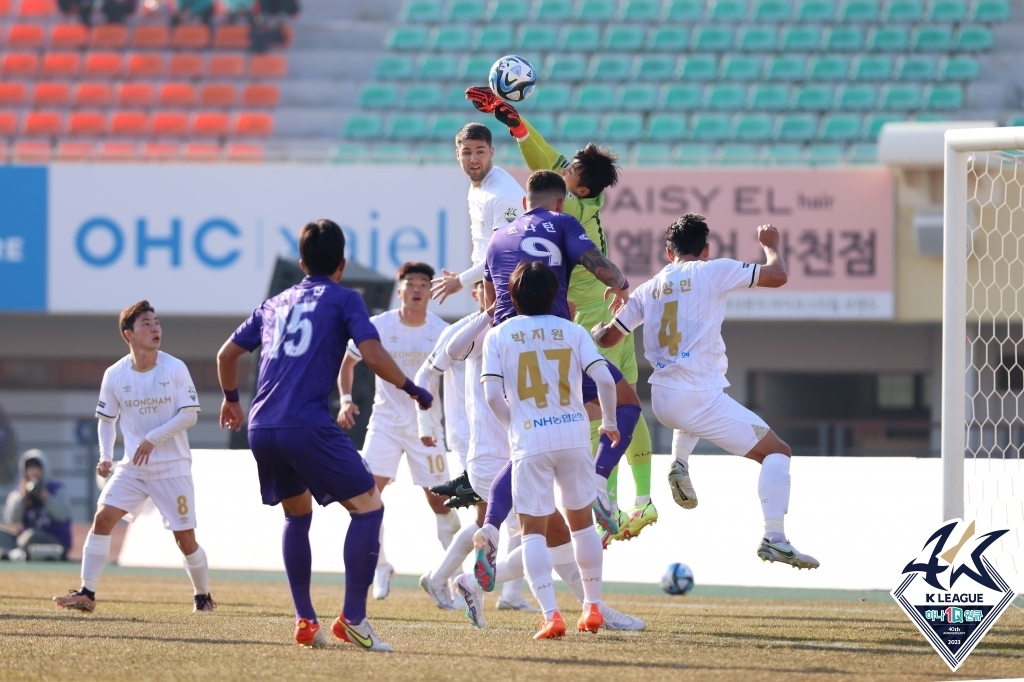 '조나탄 멀티골' K리그2 안양, 성남 2-1 제압…개막 4경기 무패(종합)