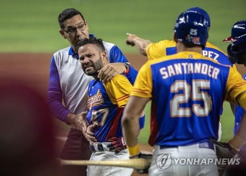 [WBC] 미국전에서 공에 맞은 알투베, 엄지손가락 골절로 수술