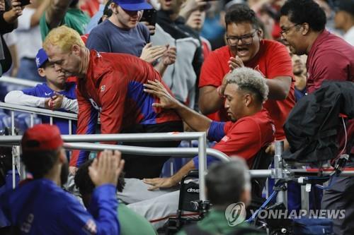 [WBC] 미국전에서 공에 맞은 알투베, 엄지손가락 골절로 수술