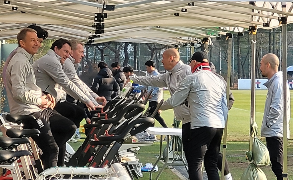 자유분방한 클린스만호?…축구 대표팀, 밝은 분위기 속 첫 훈련