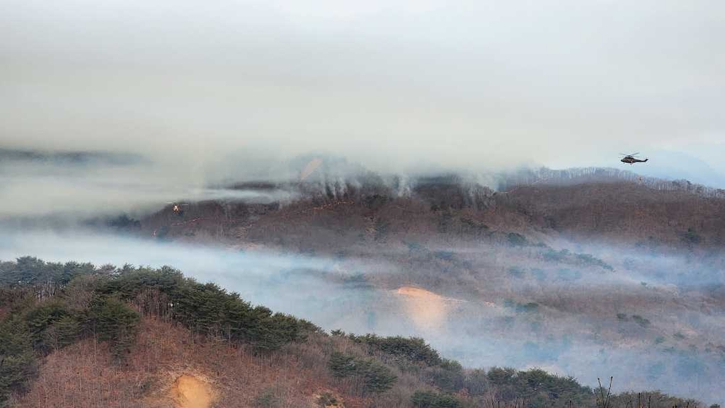 화천 사격장·양구 민통선 산불 이틀째…헬기 15대 진화 재개