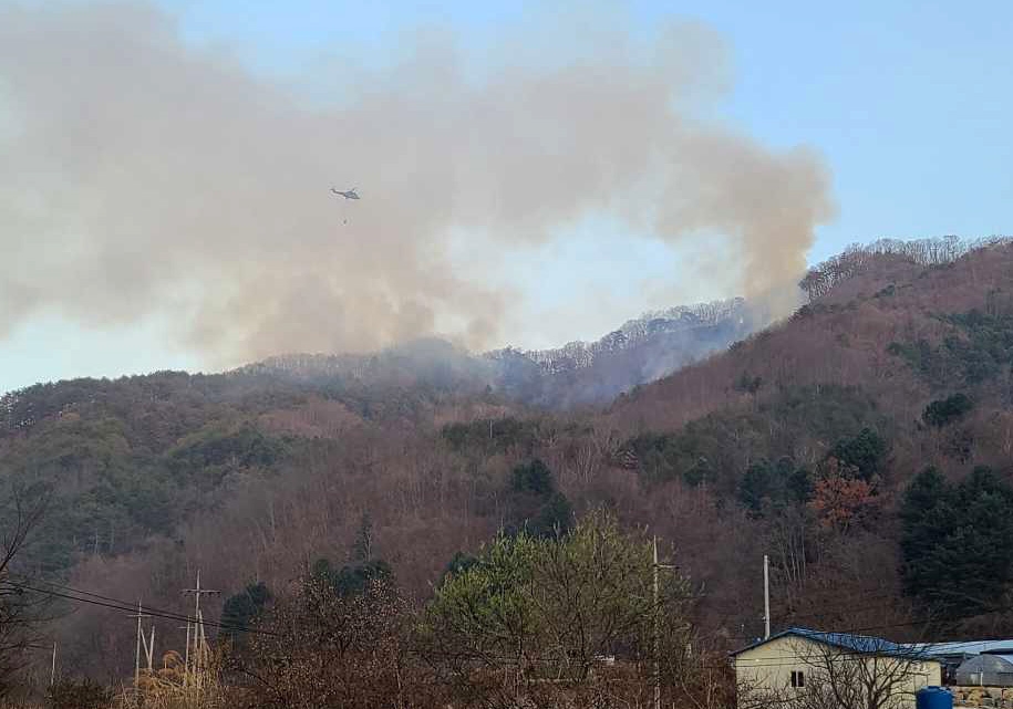 화천 군부대 사격장 산불 재발화…헬기 5대 투입 진화 중