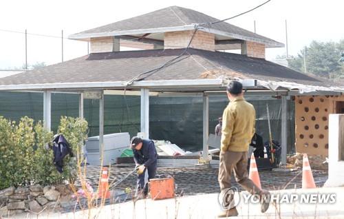 문 전 대통령 '양산 평산마을 책방' 개장 늦어질 듯