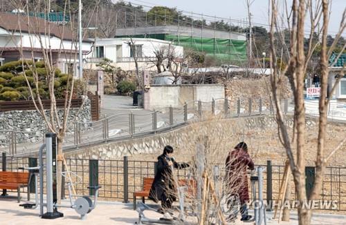 문 전 대통령 '양산 평산마을 책방' 개장 늦어질 듯