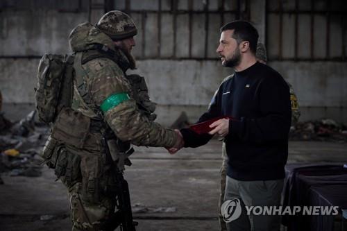 우크라 봄 공세 준비하나…"바흐무트 근처에 8만 병력 집결"