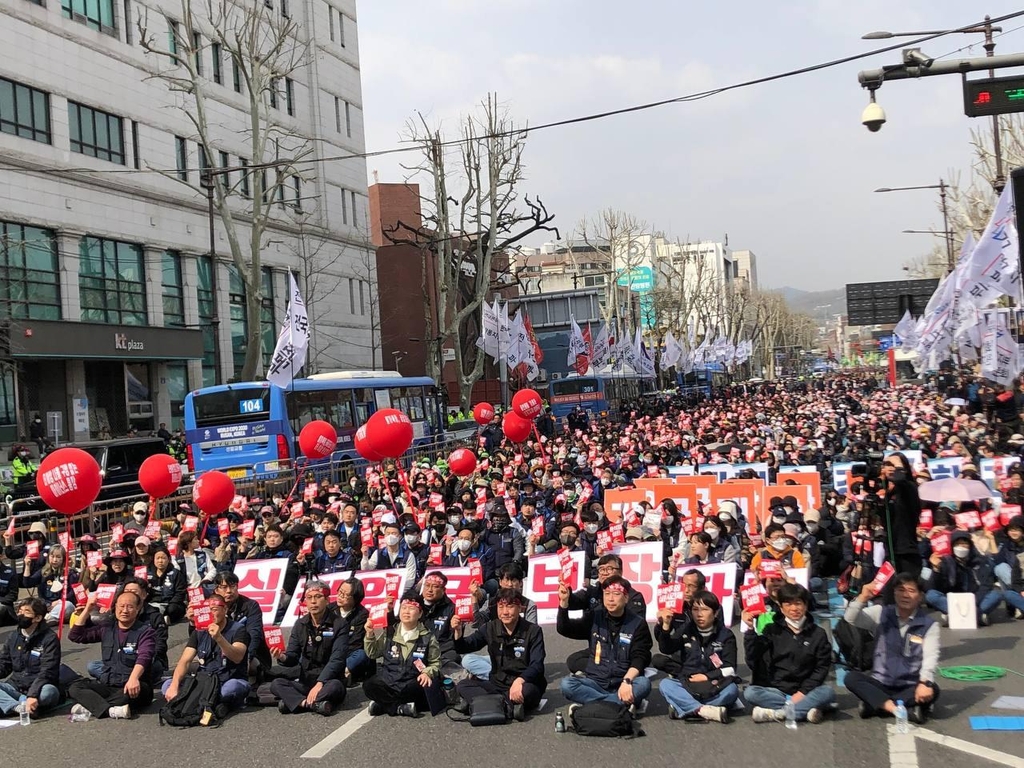 서울 도심 대규모 집회·행사에 교통정체 극심