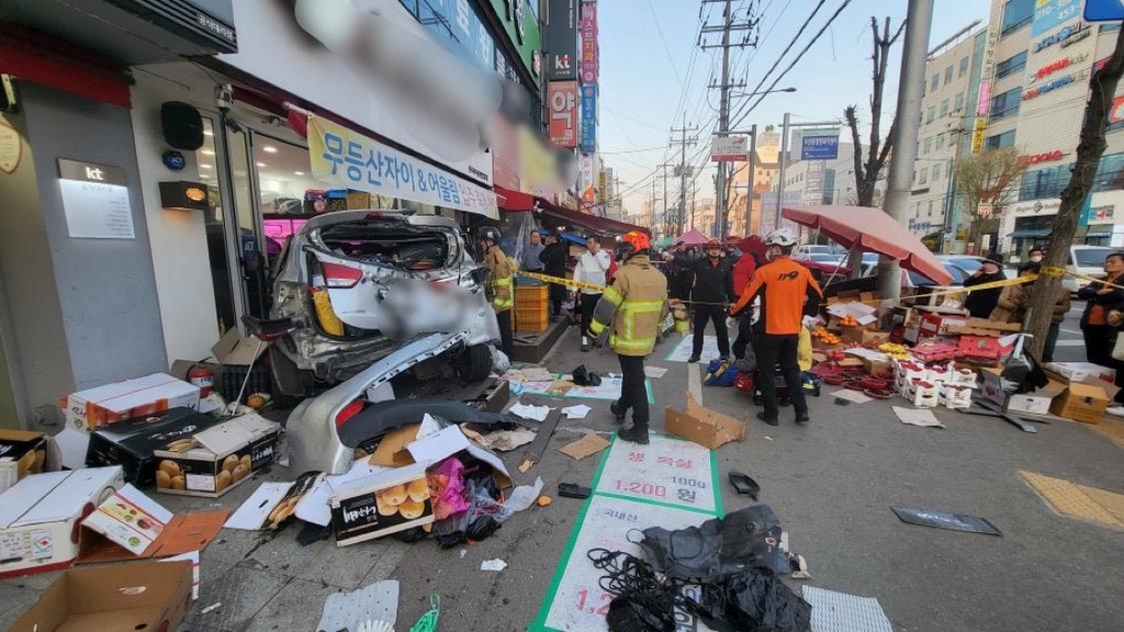 광주 말바우시장 인근서 시내버스 추돌한 차량 상점 돌진