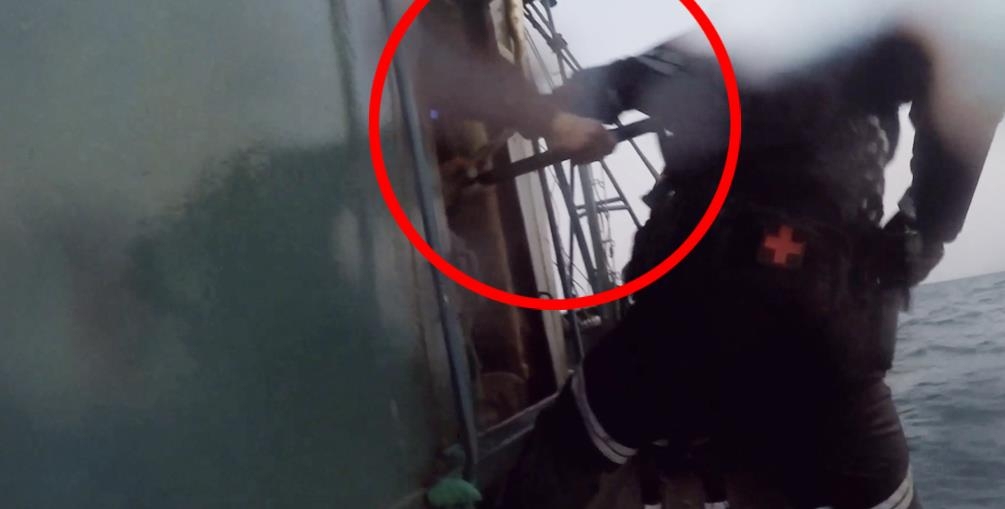 소청도서 중국어선 2척 나포…선장 흉기 휘두르며 저항
