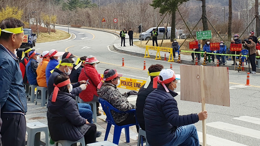 홍천 골프장 주변 주민들, 산양축사 건립 중단 요구