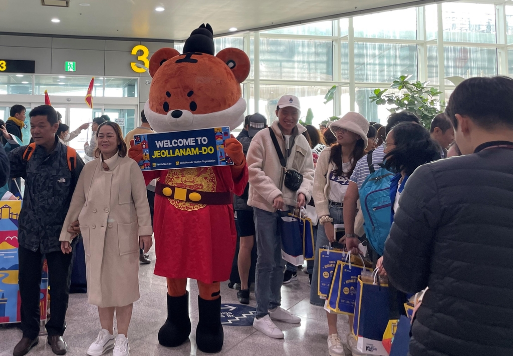 무안공항에 해외관광객 첫 무사증 입국