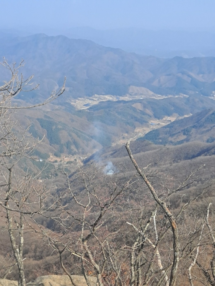 강원 홍천서 산불…산림 당국 등 진화 중