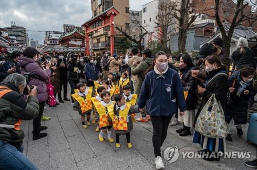 日, 아동수당 고소득 가정도 지급…출산비 의료보험 적용 추진