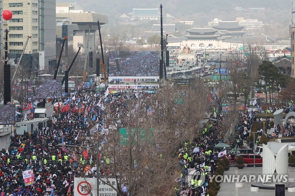 3·1절 서울 도심 보수단체 집회에 일대 '교통마비'