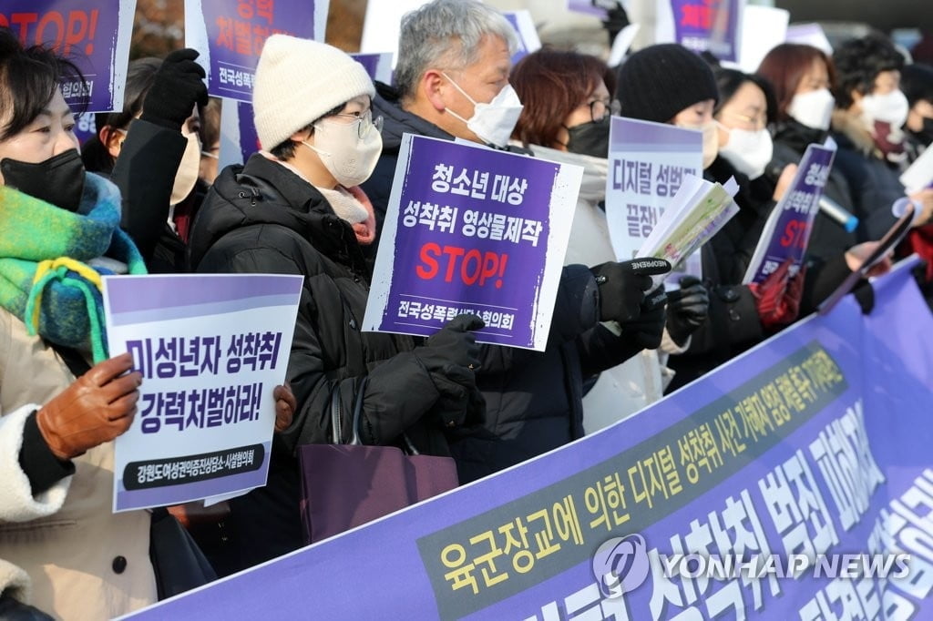 육군 장교가 미성년자 73명 성 착취·성폭행...징역 20년 구형