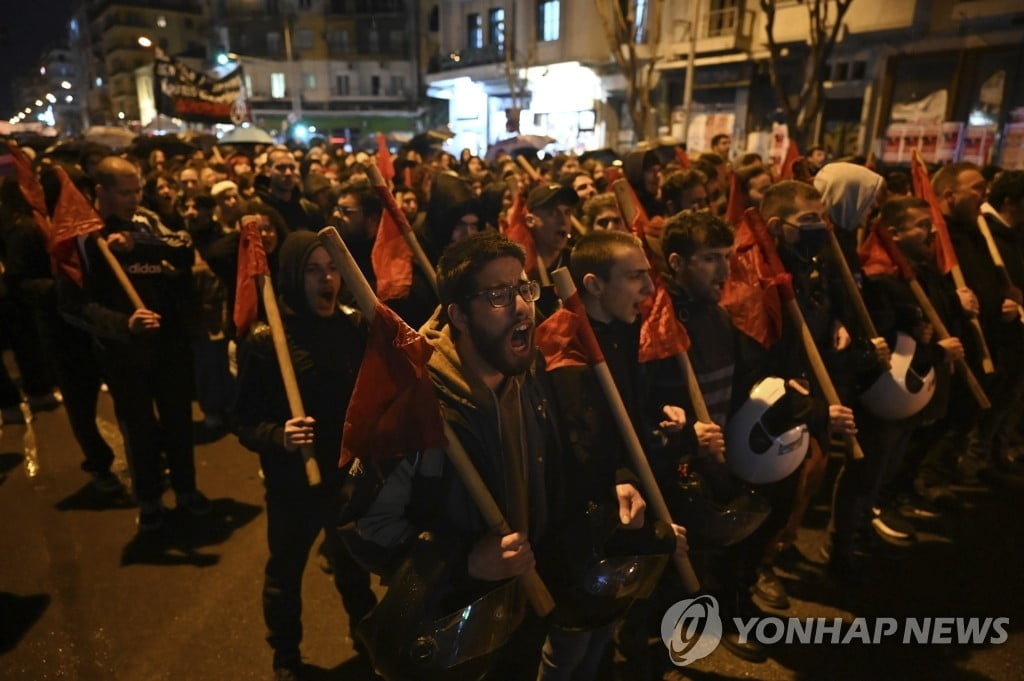 그리스 열차 충돌에 대규모 항의 시위..."사고 아닌 살인"