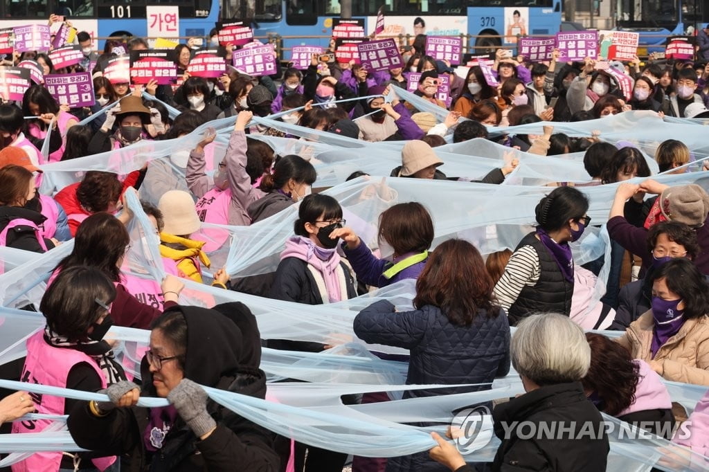 여성 노동자 임금 남성의 65%…근속연수도 짧아