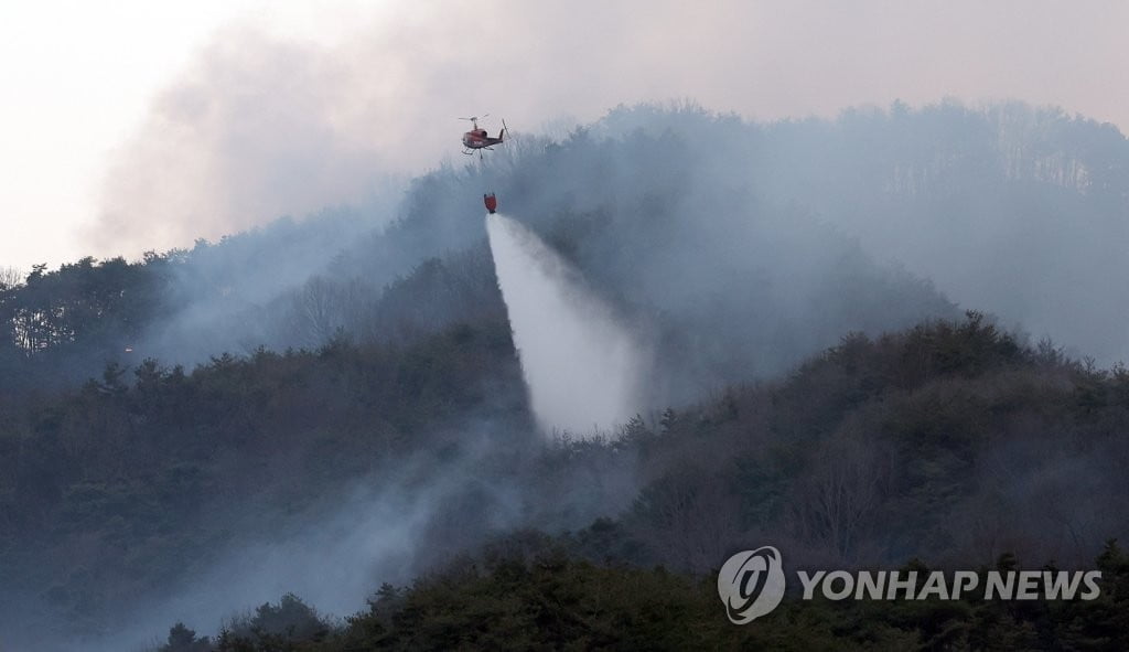 합천 산불, 건조·강풍에 진화 '악재'…야간진화 전환