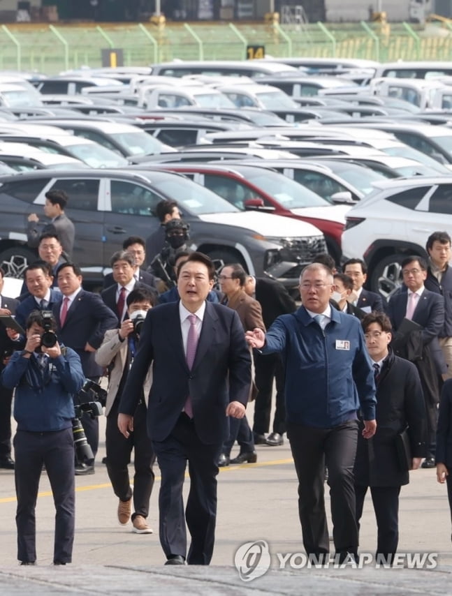 윤석열 대통령이 9일 현대자동차 울산공장 수출선적부두를 방문해 정의선 현대자동차그룹 회장의 설명을 듣고 있다. (사진:연합뉴스)