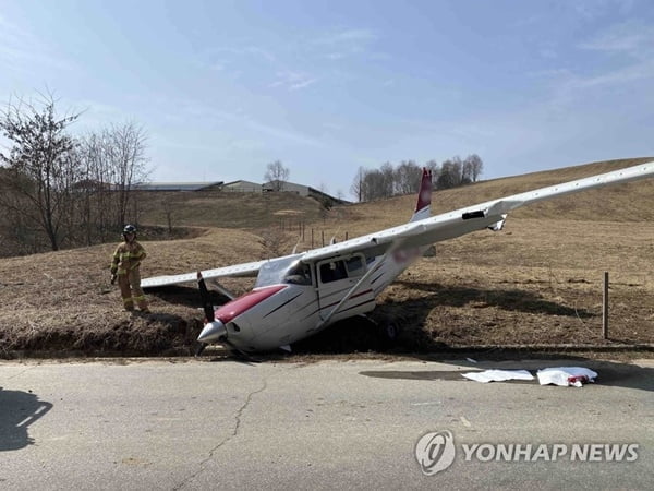 '엔진 고장' 경항공기, 논두렁 비상착륙…조종사 2명 탈출