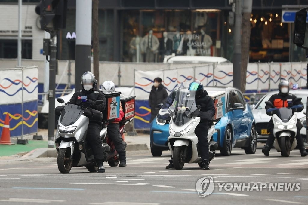 코로나로 배달기사 등 단순노무자 늘었다…배달기사 급증