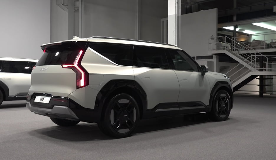 기아, EV9 디자인 공개…대형 전기 SUV 위용